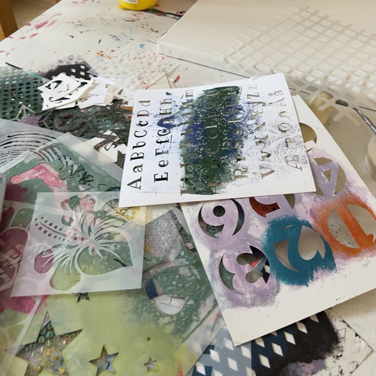 Forskellige stencils med bogstaver, tal og mønstre til brug i akrylmaleri – perfekt til nemme male ideer og kreative baggrunde