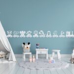 Cirkus dyretog stencil malet som vægbort på børneværelse med dyr og tog i farverige nuancer