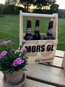 Trækasse malet med “MORS ØL” og firmalogo – lavet med stencil design