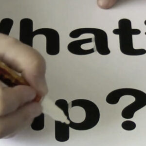 Hobbykniv skærer i bogstav på papir for at lave en DIY stencil.